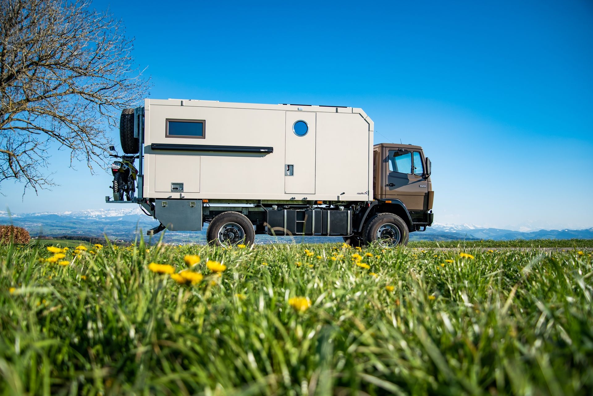 Grosser Lastwagen, der zum Reisemobile umgebaut wurde.