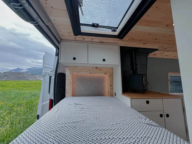 Bettverbreiterung im Camper Van