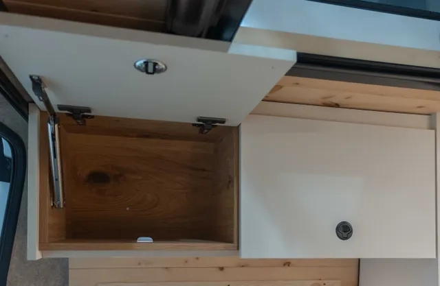 Praktischer Stauraum im Camper Van Cocoon Vans