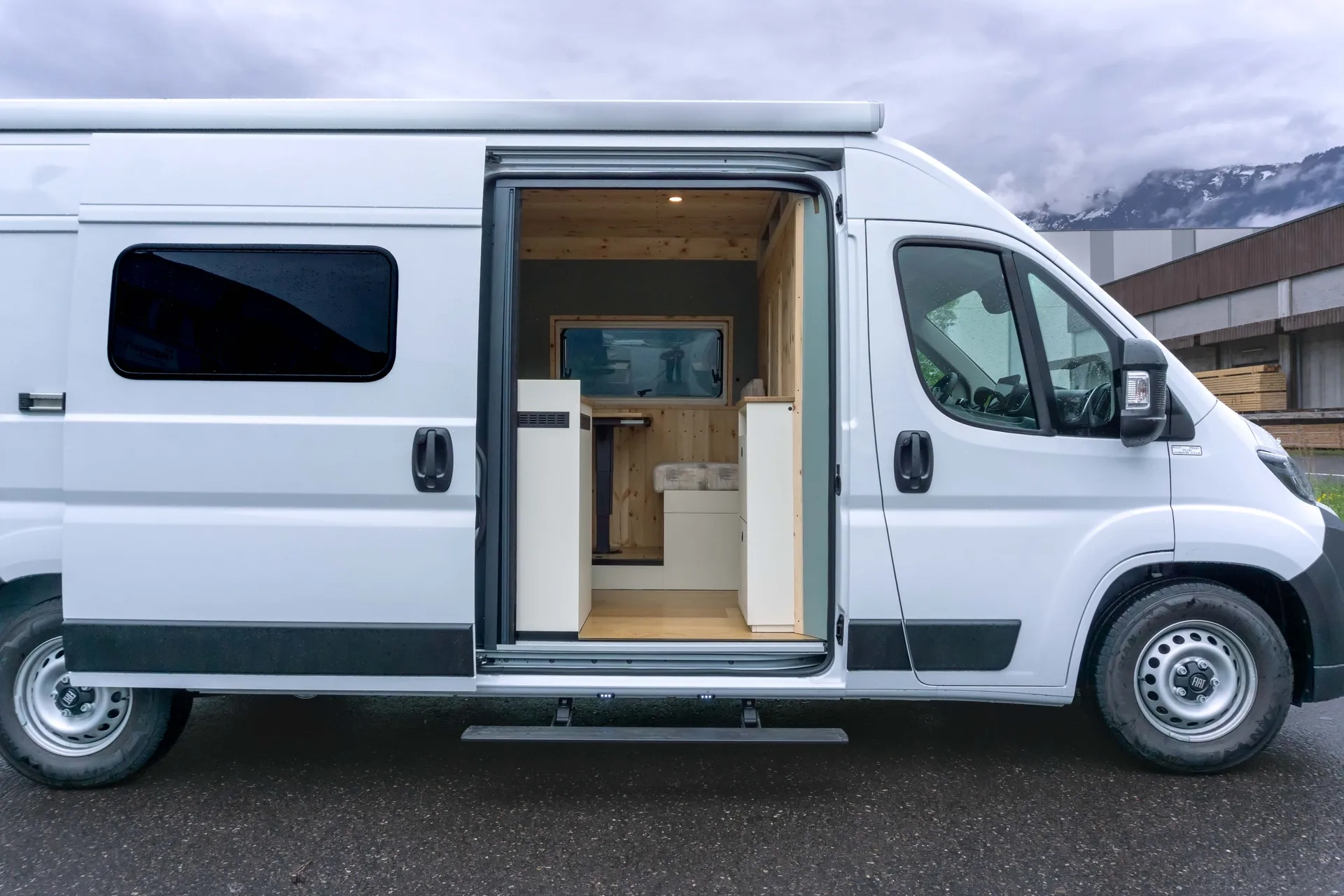 Fiat Ducato Camper Ausbau Schweiz von Cocoon Vans