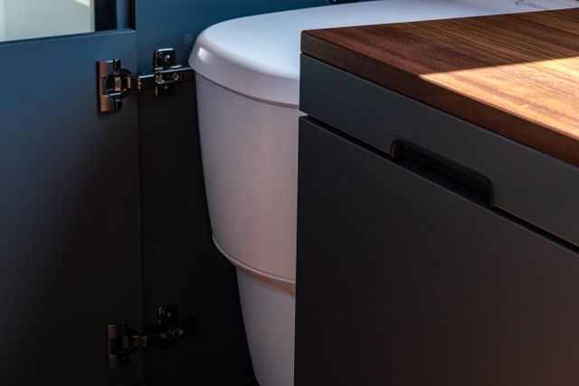 Clesana Toilette, verstaut im Möbel aus amerikanischen Nussbau im Camper Van