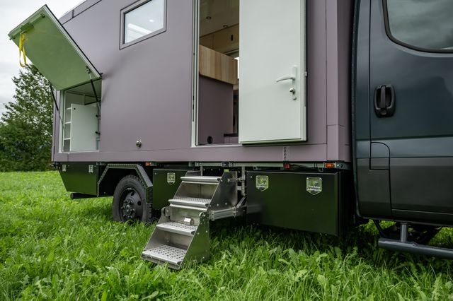Ausfahrbare Treppe für den Einstieg in Kistenaufbau vom Iveco Daily 4x4