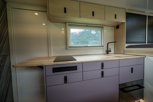 Küche mit extra Arbeitsfläche , Backofen, Iduktionkochfeld viel Stauraum. Ausgebaut und konzipiert in der Schweiz