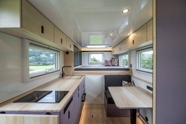 Gemütlicher Wohnraum im Expeditionsfahrzeug von Cocoon Vans GmbH