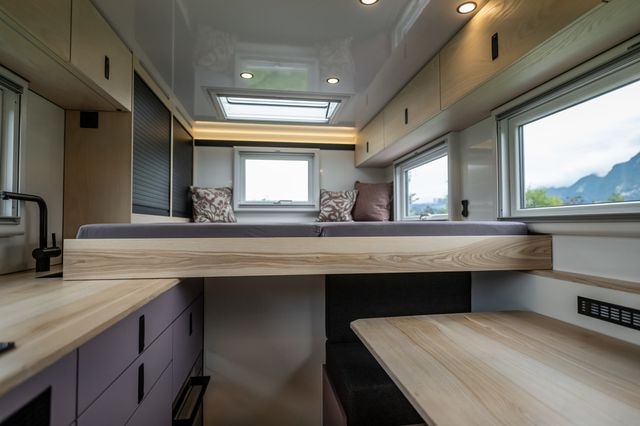 Ausgezogenes Bett für mehr Komfort beim Schlafen im Expeditionsmobil