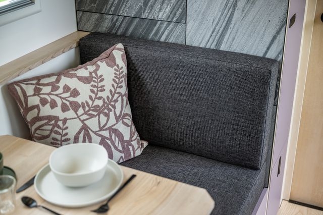 Stimmiges Farbkonzept im Iveco Daily 4x4 Kistenaufbau von Cocoon Vans