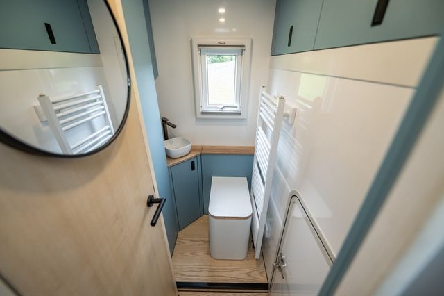 Komfortables Badezimmer im Expeditionsfahrzeug. Ausgebaut und konzipirt von Cocoon Vans GmbH