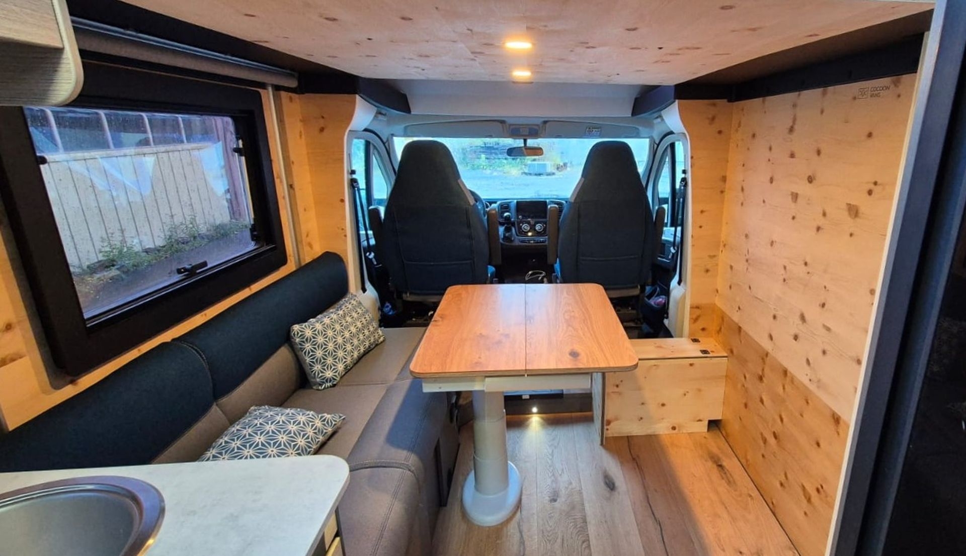 die Wände und Decken des Camper Vans sind neu. Die Verkleidung aus Arve verströhmt einen anngenehmen, beruhigenden Duft.