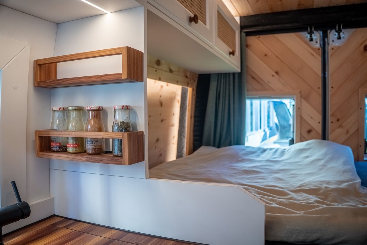 Gewürzregal aus Zwetschgenholt Individualausbau Cocon Vans GmbH