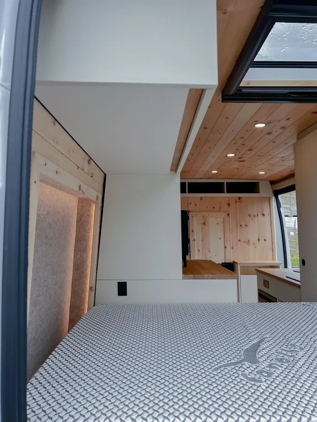 Wohnlicher Innenraum mit Arvenholz im Camper Van
