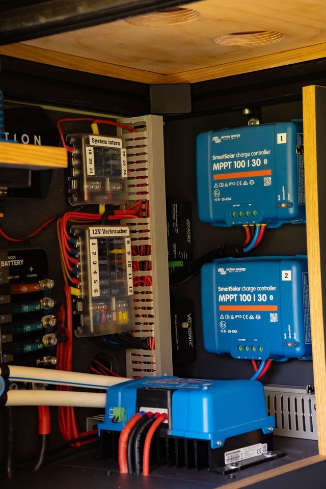 Details vom Stromsystem im MAN Camper Van mit SmartSolar charge controller MPPT 100