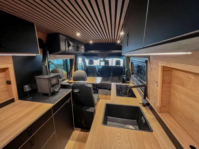 Drehbare Sitze im Mercedes Sprinter 4x4 von Cocoon Vans Gmbh