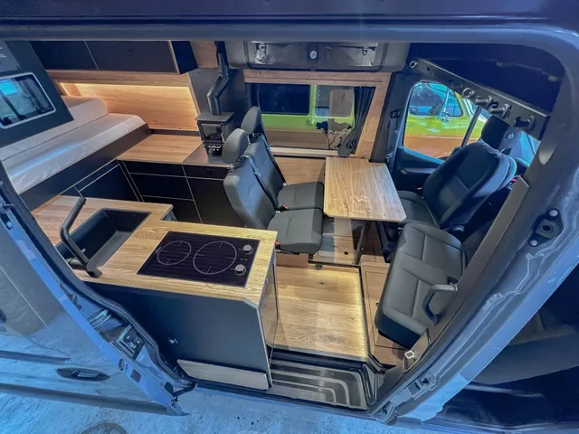 Drehbare Sitze im Mercedes Sprinter 4x4 für 5 Personen
