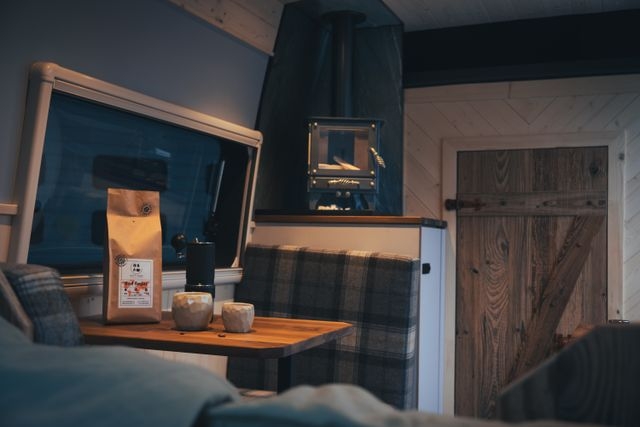 einen frisch gemahlenen Kaffee vor dem heimeligen Feuer geniessen